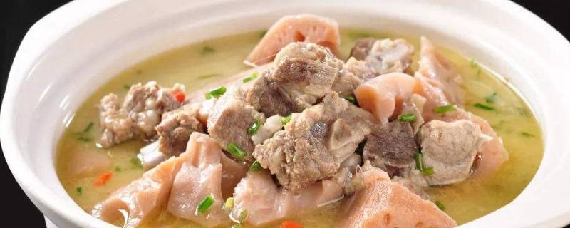 排骨怎么熬出来白汤(排骨汤如何熬成白色的)