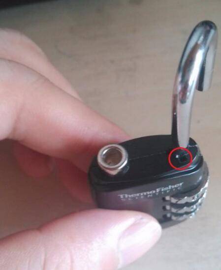 滚轮密码锁改密码(3滚轮小密码锁改密码)